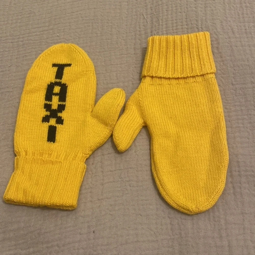 Kate Spade New York Taxi Mittens .